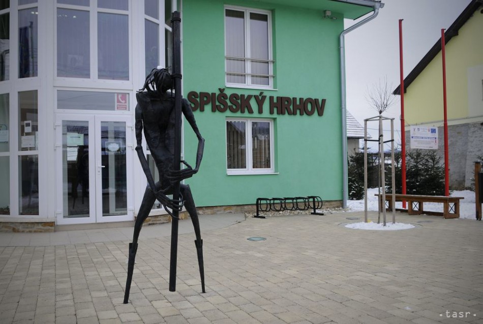 Na snímke kovová socha fujaristu pred obecným úradom v zrevitalizovanom centre ozdobená drevorezbou v Spišskom Hrhove.