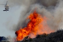 Na juhu Kalifornie vyčíňa požiar