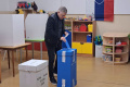 Premiér odvolil, vo volebnej miestnosti bol prvým voličom
