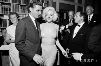 Vydražia šaty, v ktorých Marilyn Monroe zaspievala Kennedymu