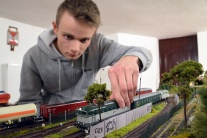 Mladý železničiar si doma vytvoril model krajinky 