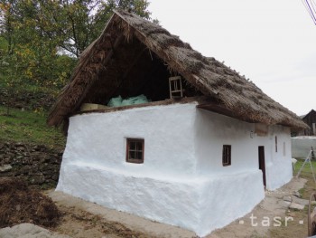 Najstarší domček v obci Brehy má novú strechu z trstiny