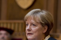 Kancelárka Merkelová si prebrala titul Doctor hono