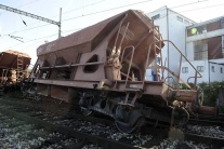 Vykoľavený nákladný vlak