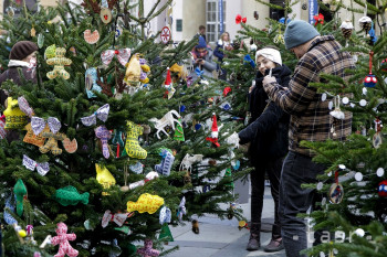 Vianočnú atmosféru v hlavnom meste Slovenska dopĺňa opäť Vianočný les na Primaciálnom námestí. Vianočné stromčeky vlastnými originálnymi dekoráciami z prírodných materiálov ozdobili deti z bratislavských umeleckých a špeciálnych základných škôl. V Bratislave 8. decembra 2022.
