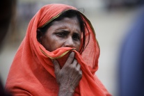 Smútiaci v Bangladéši po kolapse fabriky