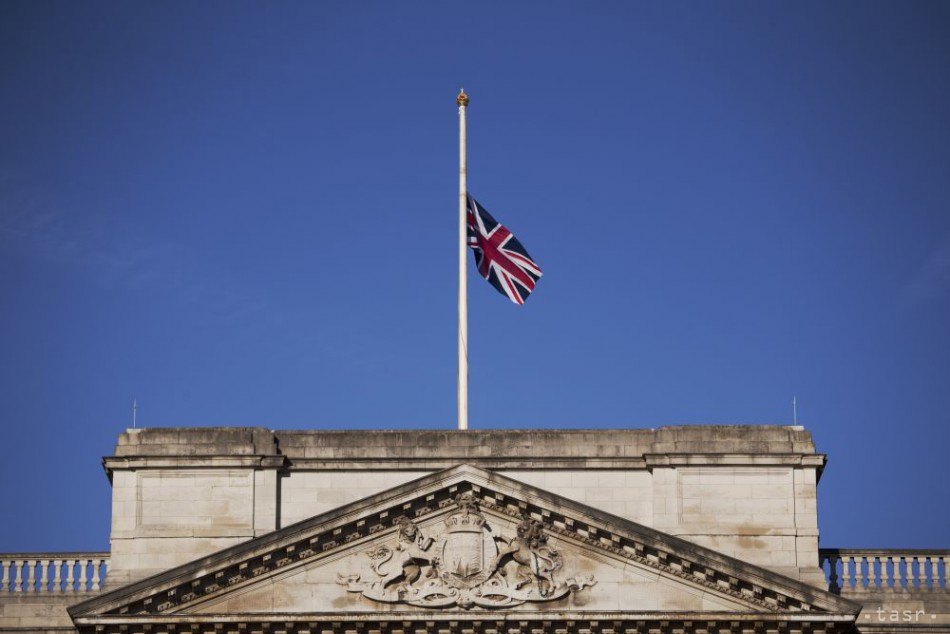 В великобритании спустили флаги. Букингемский дворец флаг. Флаг Великобритании над Букингемским дворцом. Букингемский дворец с поднятым флагом. Букингемский дворец флаг королевы.