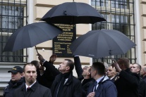 Proti Zemanovi protestovali v Prahe tisíce ľudí
