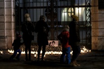 Ľudia zapálili sviečky na pamiatku zavraždeného no