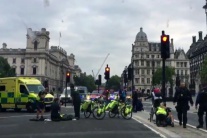 Do zábran pred parlamentom v Londýne narazilo auto
