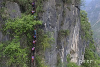 FOTO: Deti v čínskej dedine lozia do školy po rebríku na strmom útese