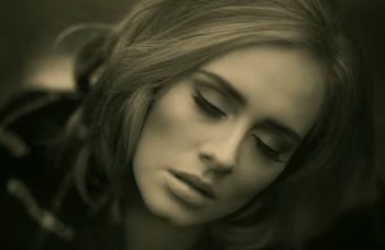 Adele uzavrela rok šiestimi týždňami na čele rebríčka Billboard 200