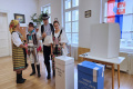 Slovenskí rebeli z Komárna prišli k volebným urnám tradične v krojoch