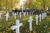 Pietna spomienka na vojenskom cintoríne v Petržalk