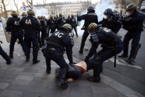 Francúzsko politika demonštrácie násilie polícia F