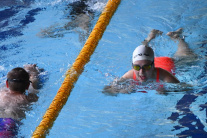  Na snímke vpravo rekreačné plávanie