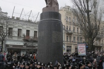 Socha Vladimira Lenina v Kyjeve padla
