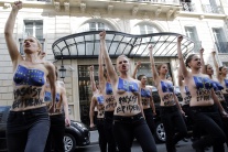 Aktivistky Femen počas protestov vo Francúzsku