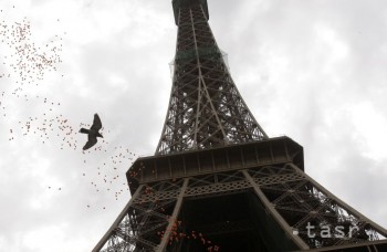 Časť pôvodného schodiska Eiffelovky predali za vyše pol milióna eur