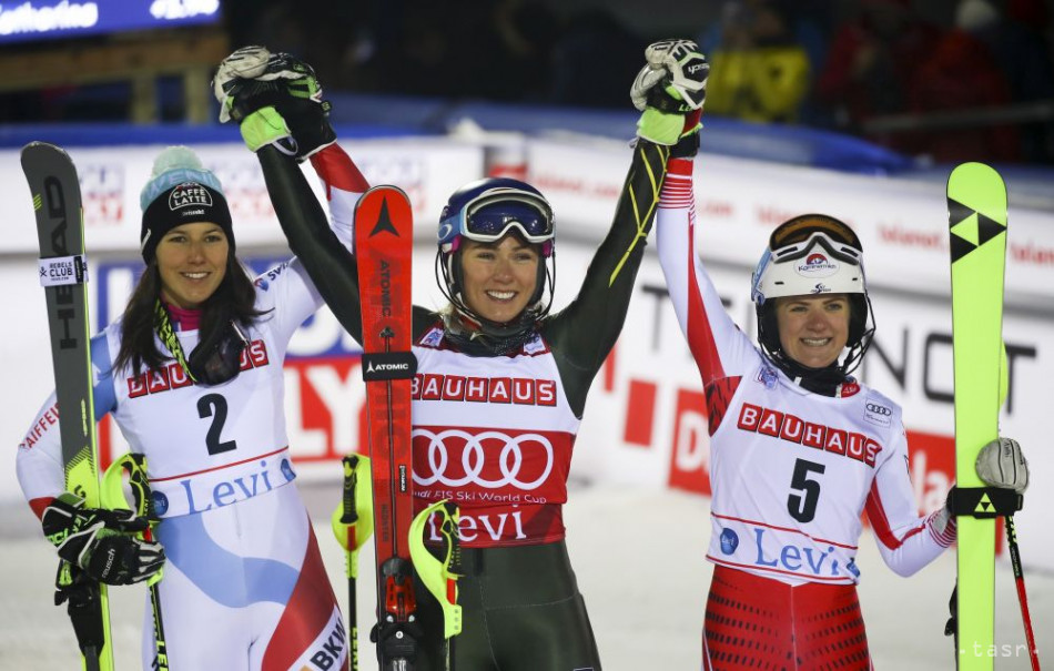 Američanka Mikaela Shiffrinová (uprostred) sa teší z víťazstva v slalome Svetového pohára žien vo fínskom Levi 23. novembra 2019. Na druhom mieste skončila Švajčiarka Wendy Holdenerová (vľavo) a tretia Rakúšanka Katharina Truppeová. Foto: TASR/AP
