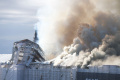 V dôsledku požiaru sa zrútila časť fasády niekdajšej kodanskej burzy