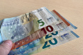 Grécko zvýši minimálnu mzdu na 830 eur