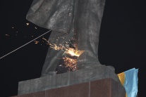 Strhnutie Leninovej sochy na Ukrajine