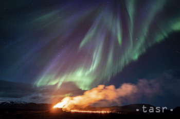 Pohľad na oblasť erupcie s polárnymi svetlami tancujúcimi na oblohe neďaleko mesta Grindavik na Islande.