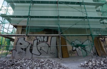 Riziko azbestu v starších budovách by sa nemalo podceňovať