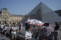Nádvorie parížskeho múzea Louvre