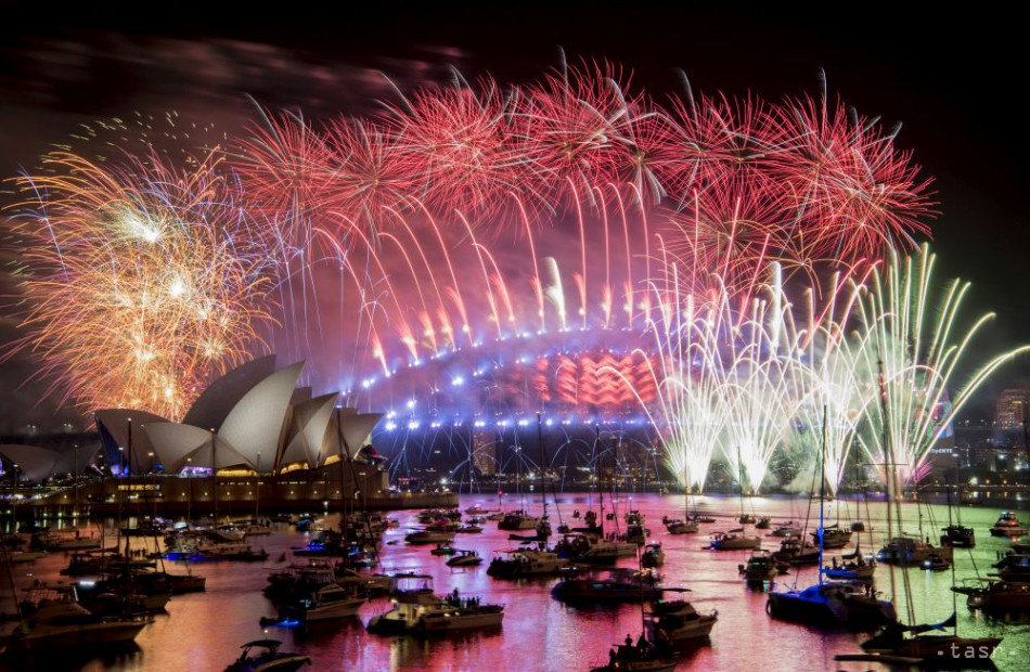 Silvestrovský ohňostroj nad budovou Opery a mostom Sydney Harbour počas novoročných osláv v austrálskom Sydney 31. decembra 2018.