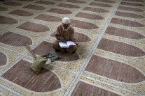 Pre moslimov sa začal pôstny mesiac ramadán