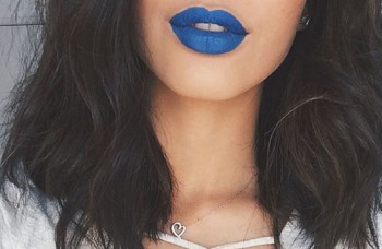 Viete, ako nosiť modrý rúž na pery mimo selfie na Instagrame? Poradíme