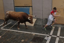 Dramatický záverečný beh s býkmi v Pamplone