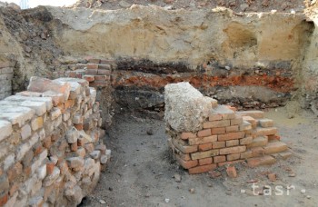 Na hrade Peťuša našli neznámu budovu s kamenným základom