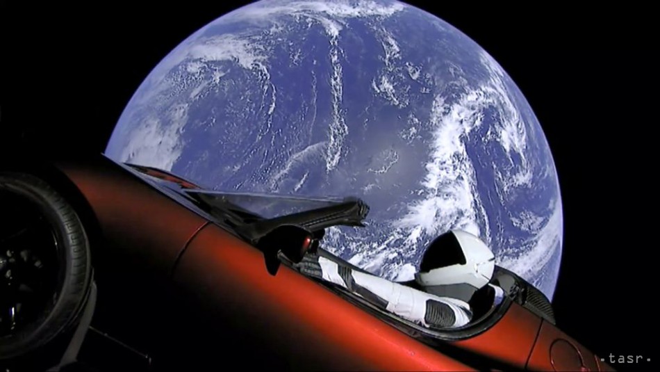 Na snímke je súkromný športový automobil Tesla Roadster zakladateľa spoločnosti SpaceX Elona Muska. Na sedadle vodiča je pripevnená figurína astronauta. Súkromný športový automobil vyniesla do vesmíru najsilnejšia nosná raketa sveta Falcon Heavy. Foto: TASR/AP