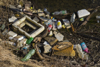 Rieka a jej okolie plné odpadkov