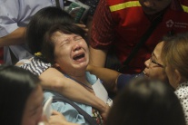 Let smrti AirAsia: Vojaci nesú rakvy s obeťami