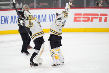 Brankári Bostonu Bruins Jeremy Swayman (vľavo) a Linus Ullmark sa radujú po víťazstve prvom zápase 2. kola play off zámorskej NHL Florida Panthers - Boston Bruins 6. mája 2024 v Sunrise.