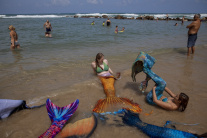Na pláži v Tel Avive nájdete aj morské panny