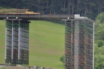 Stavebné práce na diaľničnom moste pri obci Kurima