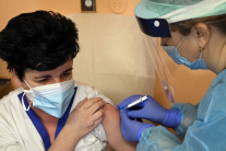 Očkovanie zdravotníkov proti SARS-CoV-2 v Michalov