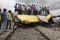 Zrážka vlaku a autobusu v Indii
