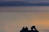 Rybári na Liptovskej Mare tesne pred východom slnk