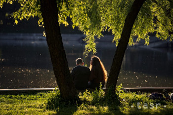 Mladí si užívajú slnečné popoludnie pri jazere v parku Cismigiu v Bukurešti v Rumunsku v stredu 24. apríla 2024.
