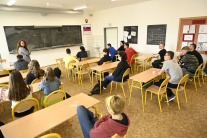 Študenti v triede Strednej priemyselnej školy stav