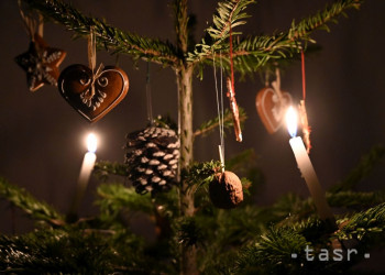 Prírodné materiály sú pri zdobení vianočného stromčeka lepšou voľbou