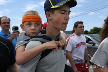 Príbeh bratskej lásky: Chlapec niesol postihnutého brata 64 kilometrov