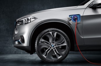 BMW X5 zvládne jazdiť aj na elektrinu
