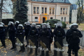 INCIDENT PRED ÚSTAVNÝM SÚDOM: V Poľsku zadržali muža s nožom